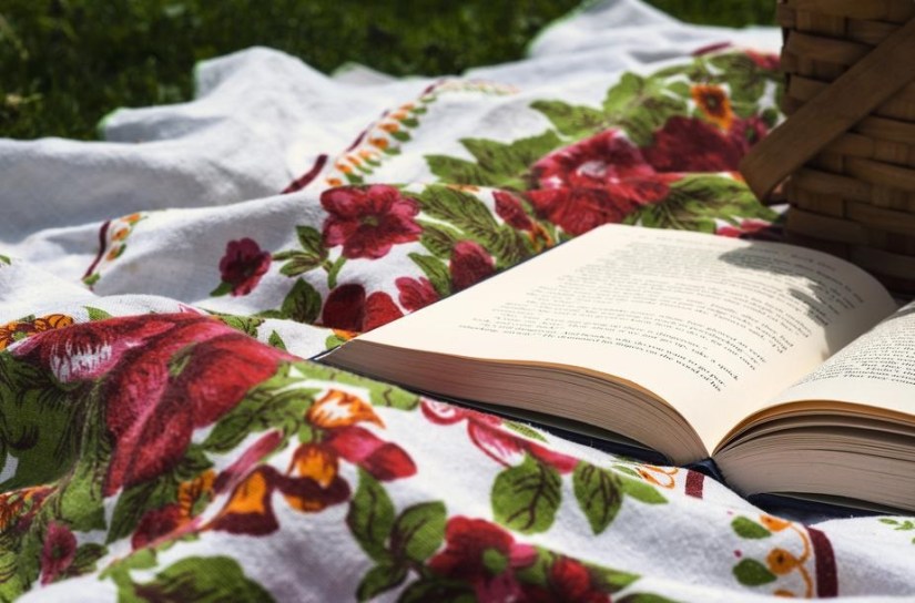 afternoon-reading-in-the-park_925x